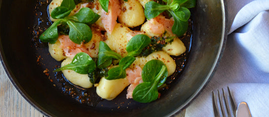 Rezepttipp: Topfen-Erdäpfel Gnocchi mit gebeiztem Zander und Vogerlsalat-Pesto