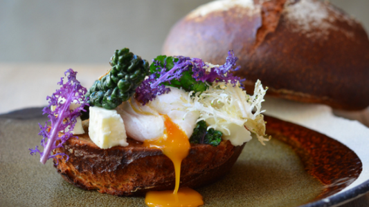 Dinkelbrot mit pochiertem Ei, knusprigem Grünkohl und Schafsbrie